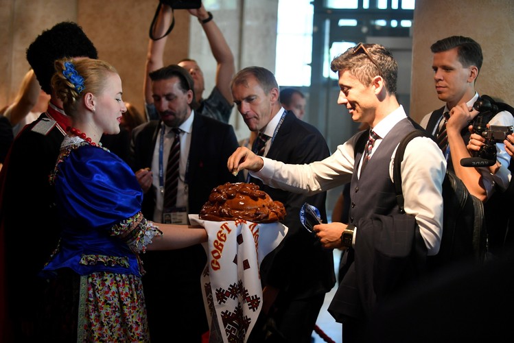 Robert Lewandowski (2P) i Wojciech Szczęsny (P) witani w hotelu Hyatt Regency