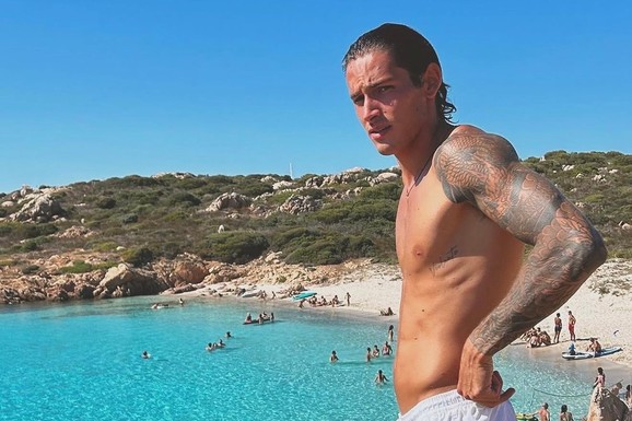 SIN SINIŠE MIHAJLOVIĆA POSETIO KUMA U BEOGRADU Dušan je izrastao u pravog frajera: Duga kosa, tetovaže, a narodnjake obožava