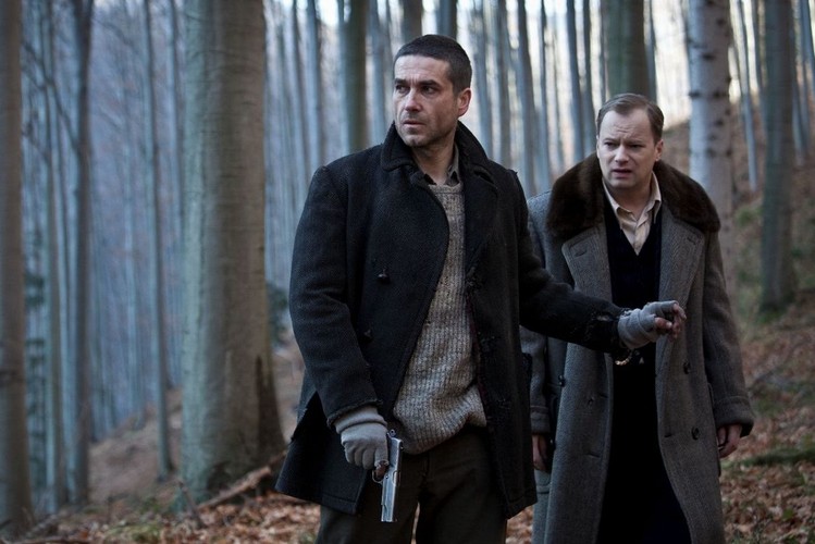 <b>Miejsce 7. Obława, reż. Marcin Krzyształowicz</b><br /><br />Fragment recenzji:<br /><br />Jest w „Obławie” posępny klimat antywesternu – Krzyształowicz debiutował wszak przed jedenastu laty westernem „Eucalyptus”. Jednak o ile tamten film był łatwą do zapomnienia zgrywą, o tyle „Obława” nie jest już żonglerką konwencjami. To film spójny stylistycznie, przemyślany, wyrastający ponad gatunkowe schematy. W jednym z wywiadów Krzyształowicz powoływał się także na „Armię cieni” Jeana-Pierre’a Melville’a. Niebezpodstawnie – podobnie jak we francuskim arcydziele, tak i w „Obławie” nie oglądamy prostych, czarno-białych podziałów. Tu nic nie jest oczywiste, nie mamy do czynienia z manichejskim pojedynkiem dobra i zła.<br /><br /><a href=