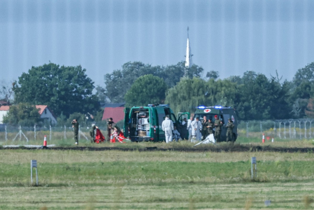 Miejsce katastrofy F-16 w Radomiu - mężczyźni w białych uniformach prowadzą dochodzenie