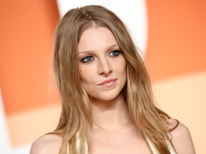 Hunter Schafer álomszép meztelenruhában ragyog új kampányában, igazi földöntúli szépség az Eufória színésznője