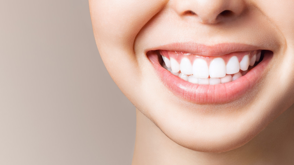 Domowe metody wybielania zębów. Która działa?