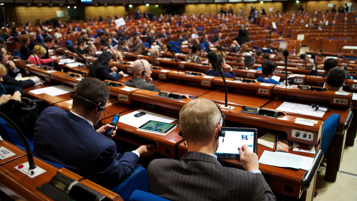 Zgromadzenie Parlamentarne Rady Europy postanowiło pozbawić delegację Rosji prawa głosu i wykluczyć ją do końca roku z wszystkich organów kierowniczych organizacji. Decyzje te są reakcją na zaanektowanie przez Rosję ukraińskiego Krymu.