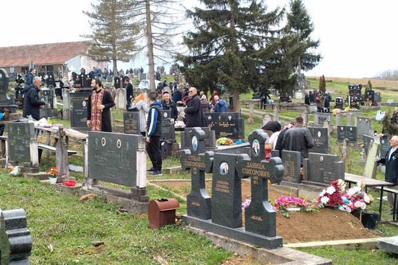 LOPOVI OTVARALI GROBNICE Užas na Mokroluškom groblju: "Meštani sumnjaju na sektu"
