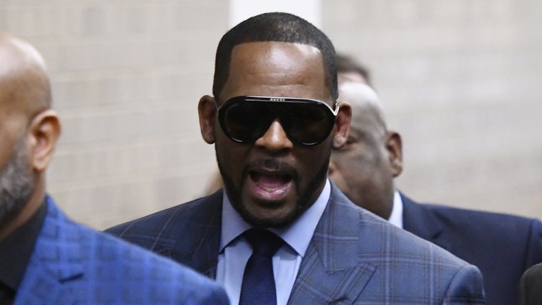 R. Kelly w drodze na przesłuchanie