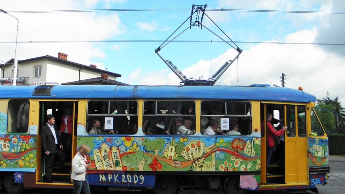 Uroczysta parada tramwajów - od zabytkowych po najnowsze - rozpoczęła niedzielny festyn w Częstochowie, promujący uruchamianą właśnie w tym mieście nową linię tramwajową o długości 4,6 km. Jej budowa trwała dwa lata i kosztowała ok. 80 mln zł.