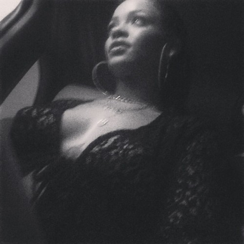 Rihanna kusi internautów