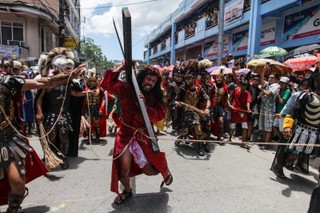 Krwawa inscenizacja ukrzyżowania Chrystusa. Filipińczycy celebrują Wielki Piątek
