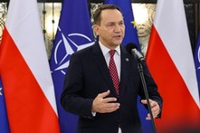 Szef MSZ: Polacy utknęli na lotniskach Bliskiego Wschodu, konsulowie działają