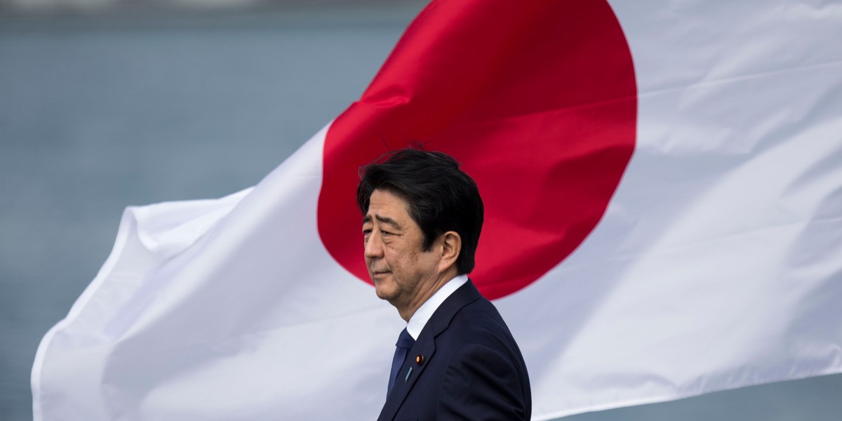 Shinzo Abe - premier Japonii odchodzi ze stanowiska. To wielka zmiana dla całego kraju, jak i dla pogrążonej w marazmie gospodarki. Jego pomysły na rozruszanie trzeciej największej machiny świata przejęło obecnie gross państw zachodniego świata. 