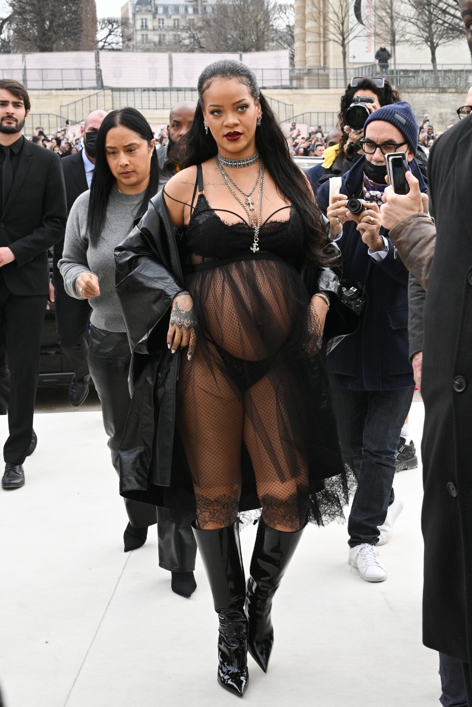 Rihanna áttetsző kombinéban mutatta meg kerek hasát a Dior bemutatóján