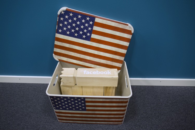 Ameryka ma najlepiej rozpoznawalne światowe marki. W 2013 roku dziewięć z 10. najwięcej wartych globalnych marek należało do USA, według rankingu BrandZ Top 10 Valuable Global Brands 2013. Na zdjęciu: pudełko z flagą USA w pokoju rozrywki w nowym centrum przechowywania danych Facebook w pobliżu koła podbiegunowego w szwedzkiej miejscowości Lulea, 12. czerwca 2013.