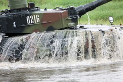 Czołgiem przez Odrę. Polskie wojsko ćwiczy przeprawianie się przez wodę [ZDJĘCIA]