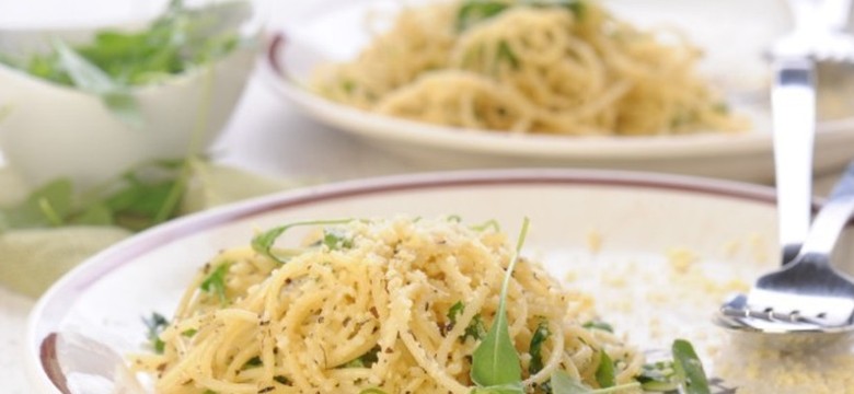 Nęcące zapachem spaghetti z migdałowym parmezanem, oregano i rukolą PRZEPIS