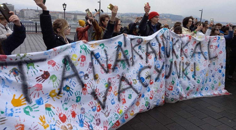 Szolidaritási akciót tartanak budapesti diákok a tanárok sztrájkjoga és anyagi megbecsülése miatt