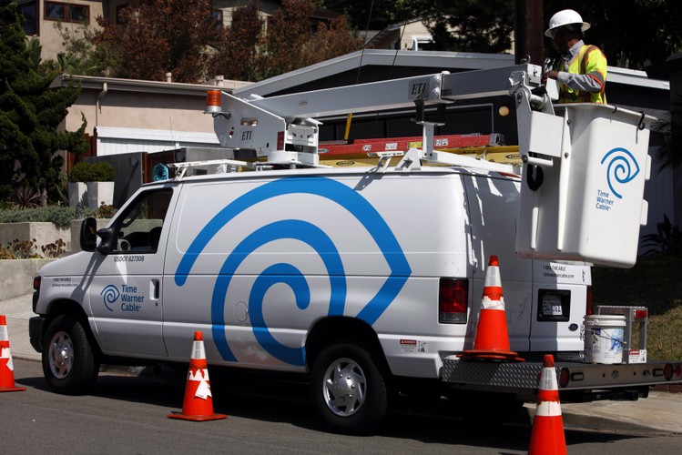 <b>5. Time Warner Cable - 252 miejsce w rankingu</b> 
<br>
<br>
45 mld dolarów w akcjach zapłacił amerykański potentat telewizji kablowej Comcast za swojego konkurenta Time Warner Cable.
<br>
<br>
W efekcie powstała firma dostarczająca sygnał telewizyjny i internet do ponad 30 milionów amerykańskich domów, co odpowiada 30 proc. rynku. 
<br>
<br>
Wcześniej starania o zakup Time Warner Cable czynił inny operator, Charter Communications Inc. Cena oferowana przez spółkę okazała się jednak zbyt niska, a samo kierownictwo TWC opowiedziało się za połączeniem z Comcastem.
<br>
<br>
Firma Time Warner Cable powstała w 1989 r. jako część koncernu medialnego Time Warner, z którego jednak została wydzielona w ramach przeprowadzonej w 2009 r. restrukturyzacji.