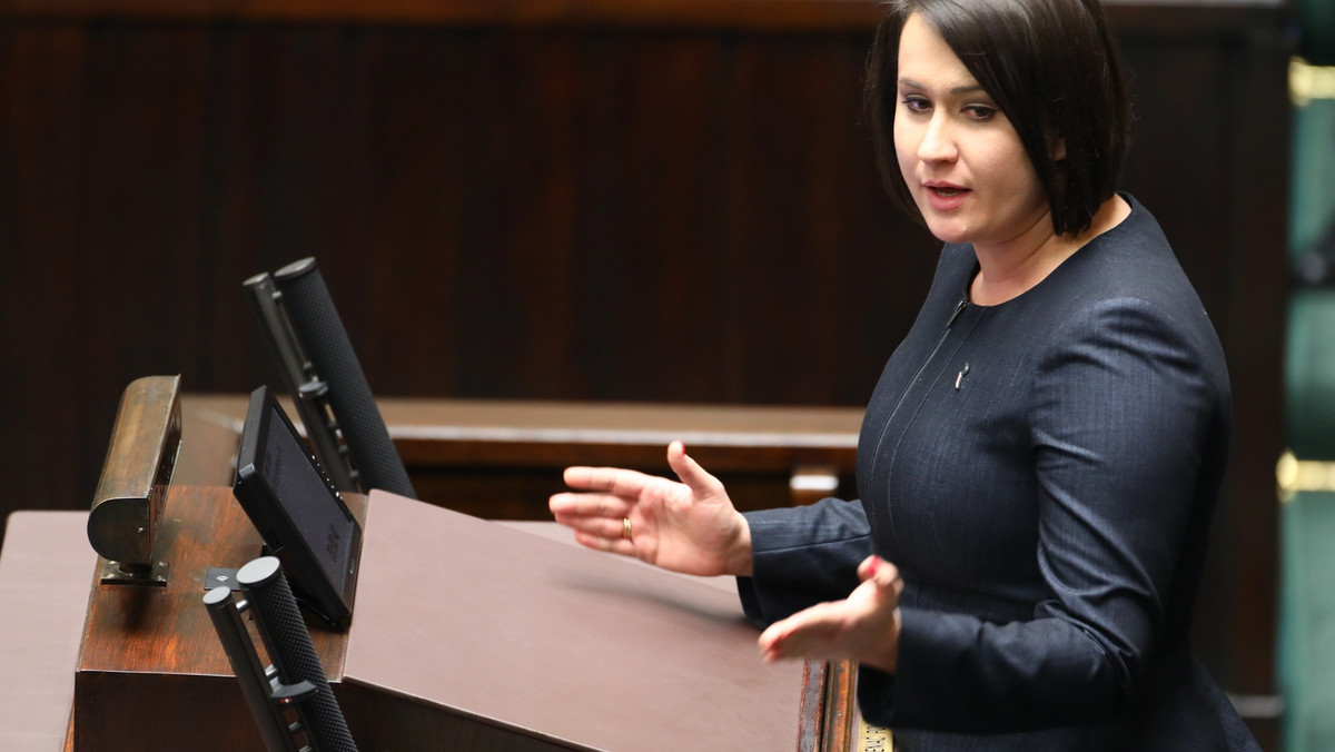 Prezes Jarosław Kaczyński pogroził palcem posłance klubu PiS Annie Marii Siarkowskiej. Wydarzenie miało miejsce dziś w Sejmie, podczas debaty nad nowelizacją ustawy o Sądzie Najwyższym.