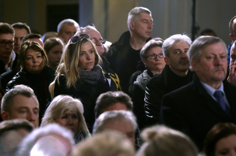 Aktorka Joanna Koroniewska (C) podczas uroczystości pogrzebowych Witolda Pyrkosza