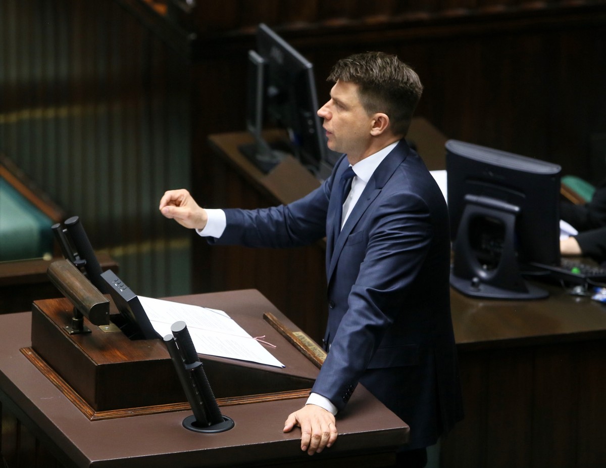 Lider Nowoczesnej Ryszard Petru przemawia podczas sejmowej debaty nad wnioskiem PO o konstruktywne wotum nieufności wobec rządu premier Beaty Szydło