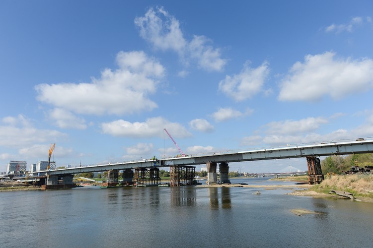 Elementy nośne mostu Łazienkowskiego dostarczyła  gdyńska firma Vistal.  Do Warszawy części przeprawy przetransportowane były ciężarówkami.  <br><br>(obm/cat) PAP/Marcin Obara