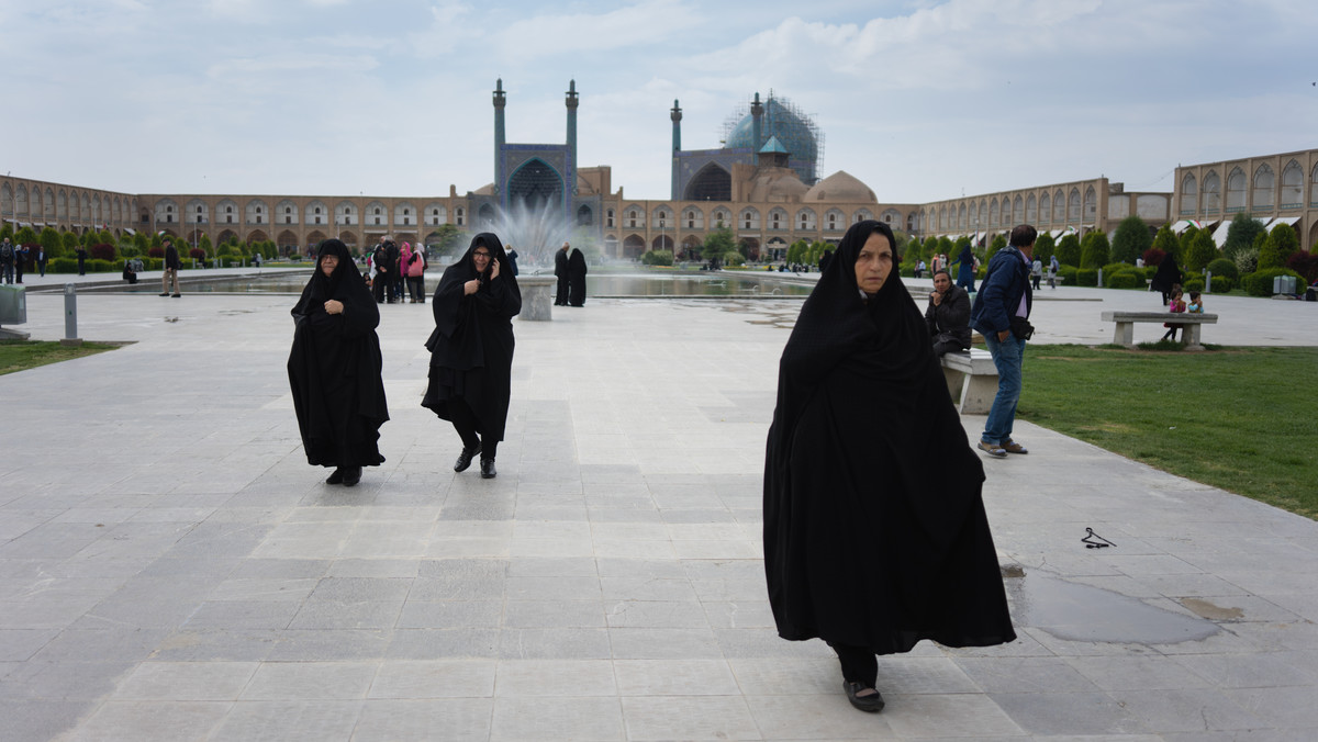 W Iranie aresztowano 18-letnią Maedeh Hojabri za publikację filmów na Instagramie. Iranka na swoim koncie opublikowała kilkaset wideo, na których tańczy do piosenek irańskich oraz zachodnich. Dziewczynę w mediach społecznościowych śledziło setki tysięcy fanów. Została zatrzymana w zorganizowanej akcji przeciwko internautom, którzy publikując w sieci - zdaniem władz - łamią prawo.