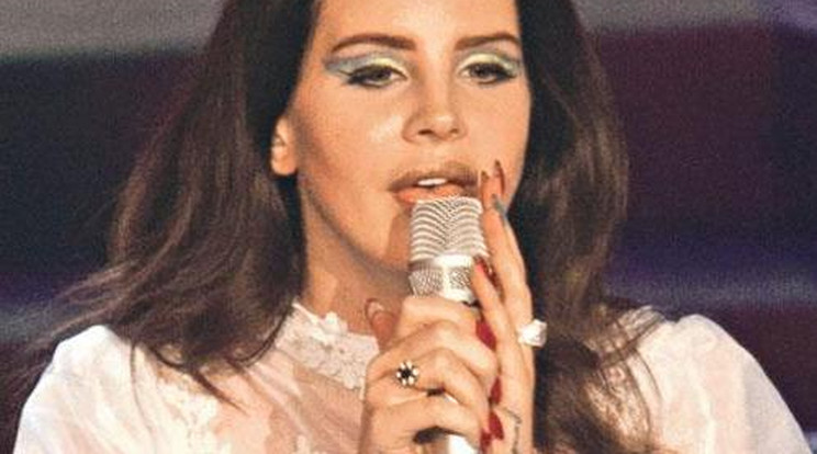 Magány ellen tetováltat Lana Del Rey