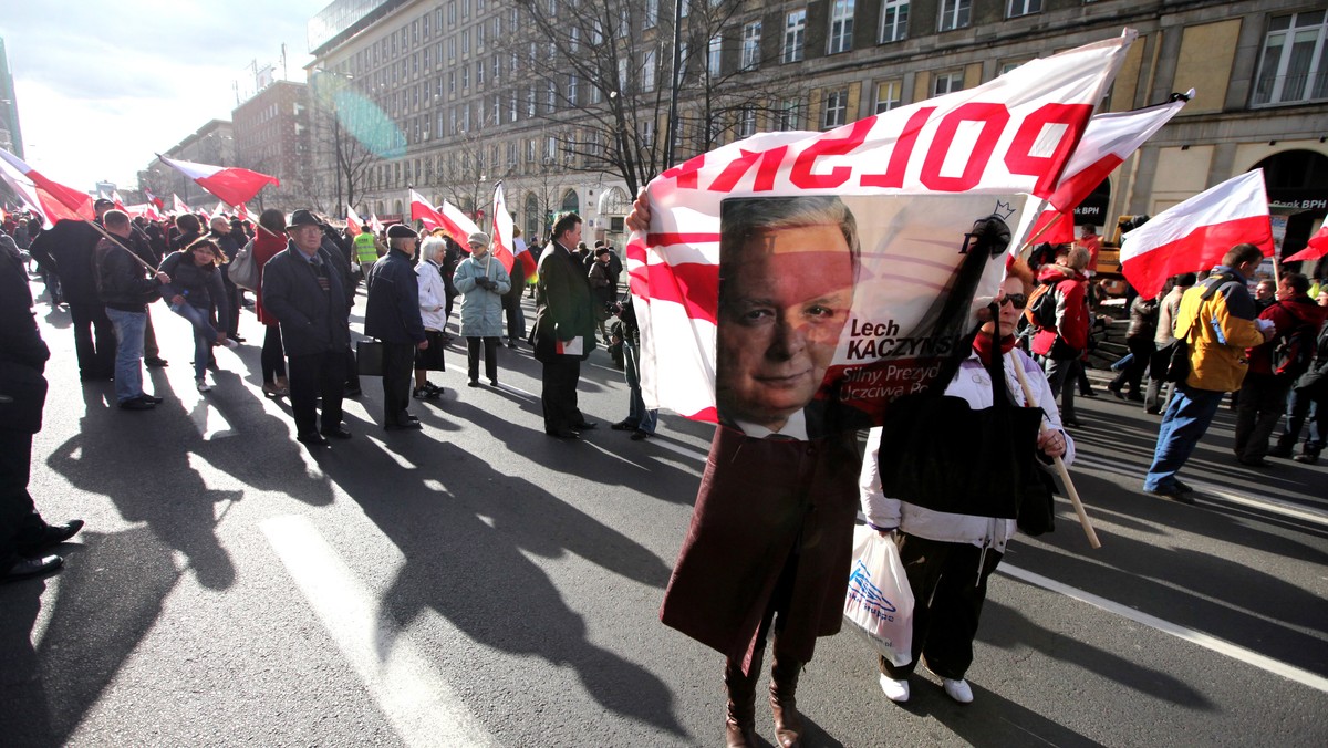 Dzisiejsze słowa Jarosława Kaczyńskiego z okazji pierwszej rocznicy katastrofy smoleńskiej nie mogły ujść uwadze polityków. Według europosła SLD Marka Siwca, prezes PiS w "bardzo drastyczny sposób, nie zważając na pamięć ofiar, zaczął kampanię wyborczą". Jak dodał, jest załamany takimi wypowiedziami. Według posła PO Jarosława Gowina, Jarosław Kaczyński swoimi wypowiedziami podkopuje autorytet państwa polskiego.