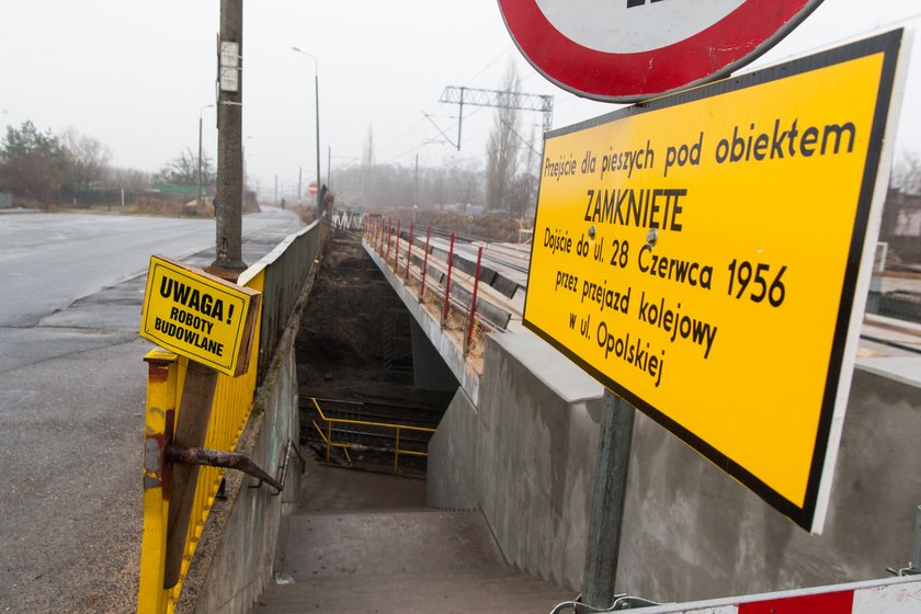 Trwa remont kładki pod torami na Dębcu