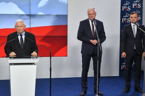 Konferencja prasowa po podpisaniu umowy koalicyjnej Zjednoczonej Prawicy. Od lewej stoją: prezes PiS Jarosław Kaczyński, prezes Porozumienia Jarosław Gowin oraz prezes Solidarnej Polski Zbigniew Ziobro, Warszawa, wrzesień 2020 r. 