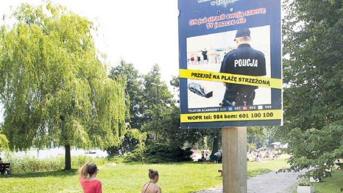 Na kąpielisku Dziewoklicz wciąż można oglądać policyjny plakat z martwym, przykrytym czarną folią człowiekiem na plaży. – To zdjęcie jest zbyt drastyczne, zwłaszcza dla dzieci – twierdzi czytelnik portalu "MM Szczecin".