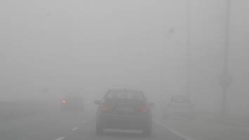 Jak jeździć w gęstej mgle? Te zasady musi znać każdy