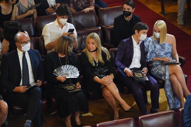 Milica je izabrala romantičnu kreaciju na jedno rame 
