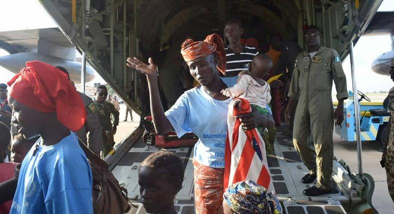 Minister receives 131 Nigerian refugees from Cameroon  [Twitter/@NigAirForce]