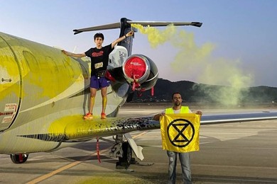 Lotnisko na Ibizie musiało wstrzymać ruch. Aktywiści przykleili się do samolotu