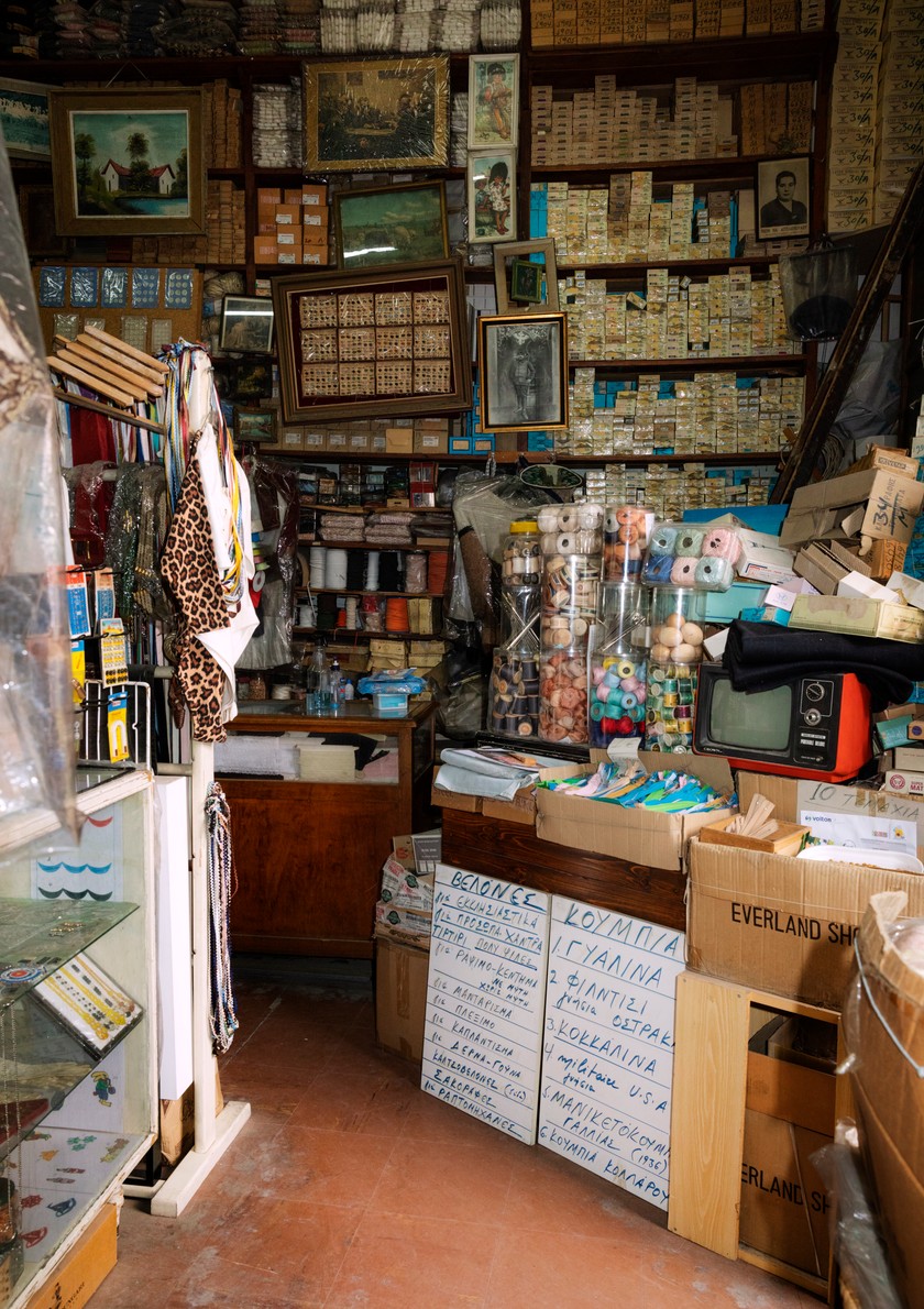 Institution: Der Nähladen Aetos am Agia-Irini-Platz gehört zu den ältesten Geschäften von ganz Athen.