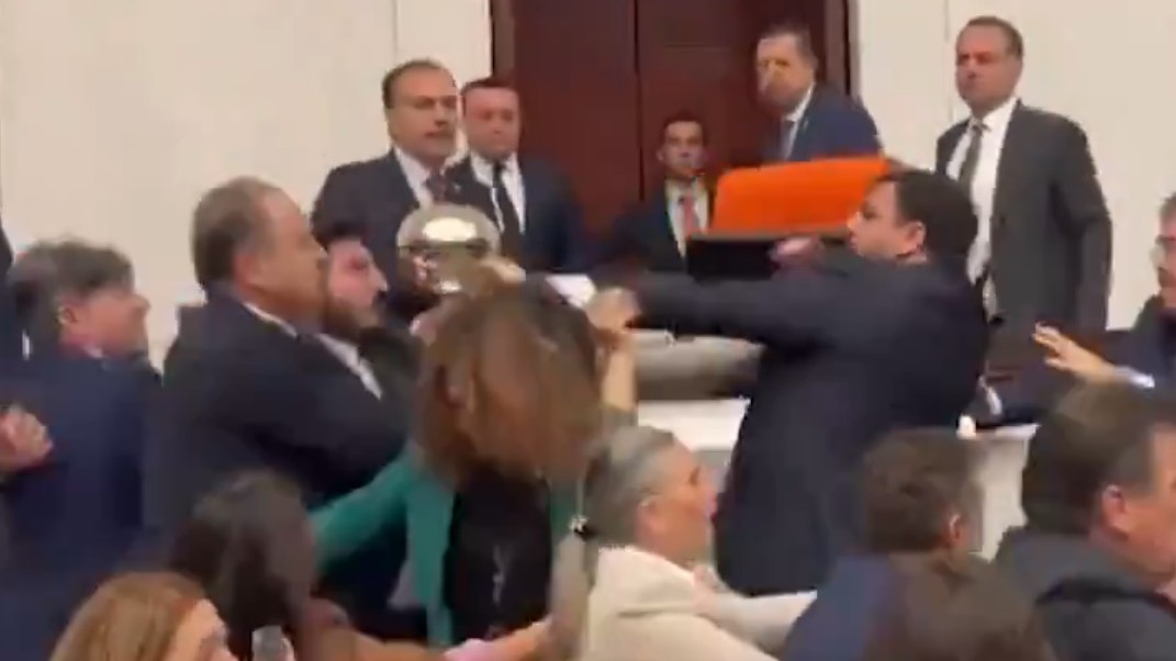 Véresre verték egymást a parlamentben: videón a botrány