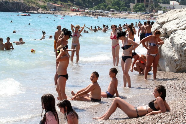 Na plaži se uživa, a na ulicama se probijaš kroz đubre