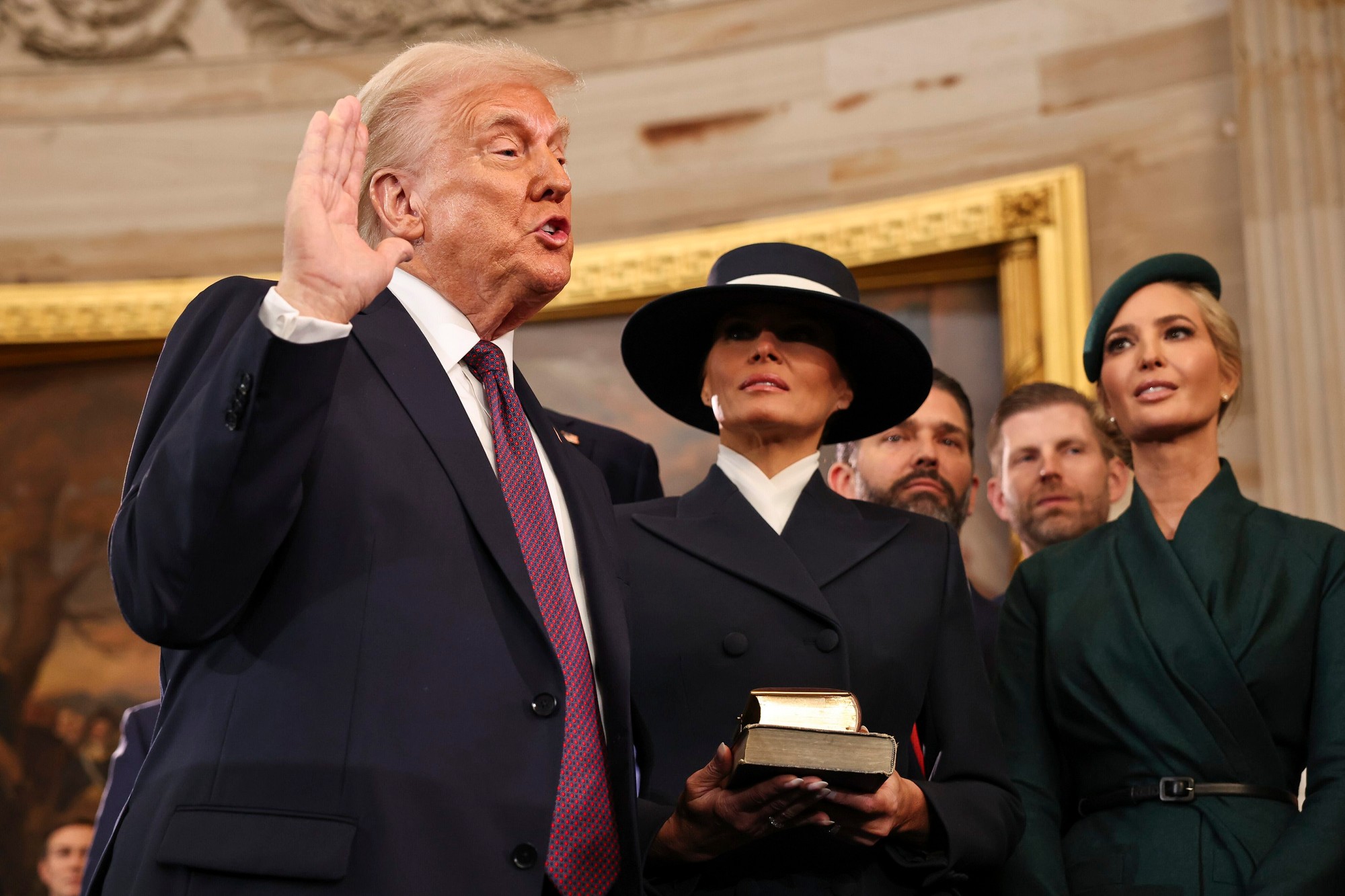 Prezident USA Donald Trump skladá prísahu.