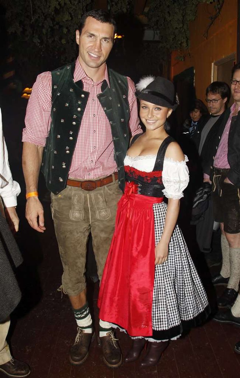 Lolitka pokazuje piersi na Oktoberfest. Foto