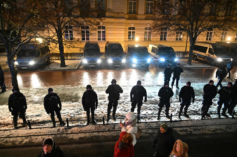 Uczestnicy manisfestacji przechodzą spod siedziby Sejmu pod KPRM