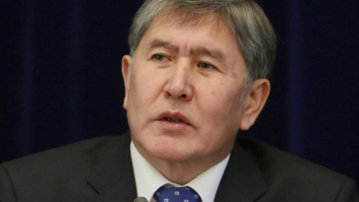 Kirgiski prezydent Ałmazbek Atambajew zażądał od Stanów Zjednoczonych likwidacji bazy wojskowej w Kirgistanie, gdy w 2014 roku wygaśnie umowa, na podstawie której amerykańska baza funkcjonuje. Prezydent uznał też, że amerykańska obecność wojskowa stanowi zagrożenie dla bezpieczeństwa Kirgistanu.