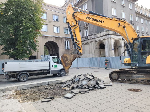 Znika beton, będą róże! Rozpoczęła się przebudowa alei Róż w Krakowie