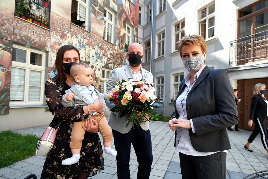 Kolejny zdolny łódzki student odebrał klucze do miejskiego mieszkania