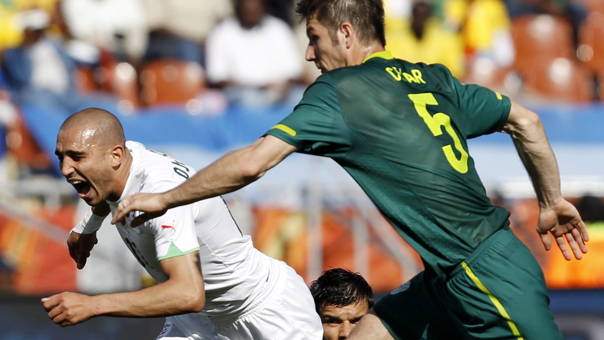 Reprezentacja Algierii przegrała z drużyną Słowenii 0:1 (0:0) w meczu grupy C piłkarskich mistrzostw świata, które odbywają się Republice Południowej Afryki. Na boisku można było zobaczyć typowy mecz walki, Algieria miała optyczną przewagę - ale najpierw za dotknięcie piłki ręką z boiska wyrzucony został Abdelkader Ghezzal, a później fatalnie interweniował bramkarz Faouzi Chaouchi, który przepuścił strzał Roberta Korena.