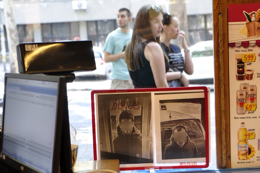 Fotografije i odmah pored kase