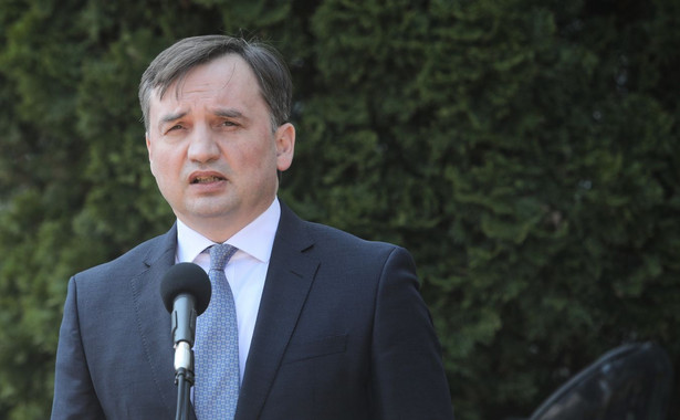 Warszawa, 30.04.2020. Minister sprawiedliwości, prokurator generalny Zbigniew Ziobro podczas briefingu prasowego, 30 bm. na dziedzińcu Ministerstwa Sprawiedliwości w Warszawie. Tematem spotkania jest podjęta przez Komisję Europejską procedura przeciwko Polsce. (aldg) PAP/Wojciech Olkuśnik