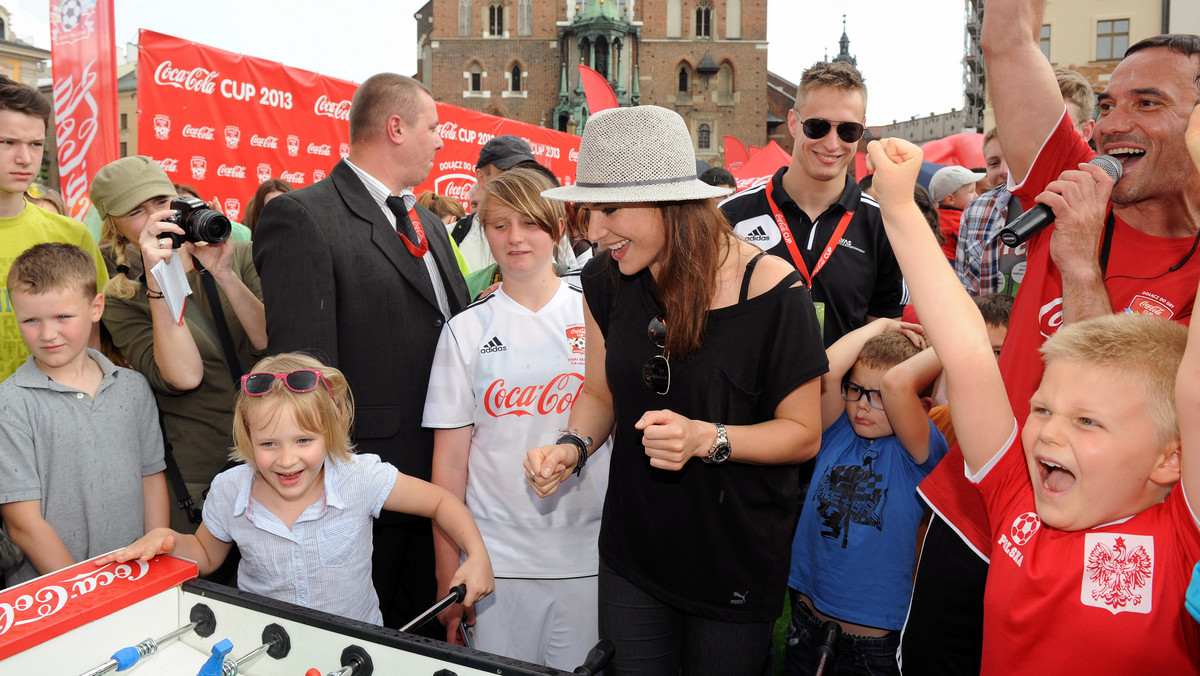 W sobotę na krakowskim Rynku odbył się finał turnieju Coca-Cola Cup. Na imprezę przyjechała wyczekiwana gwiazda - napastnik Borussii Dortmund i reprezentacji Polski Robert Lewandowski. Oprócz niego w Krakowie pojawiła się m.in. ambasadorka turnieju Anna Dereszowska.