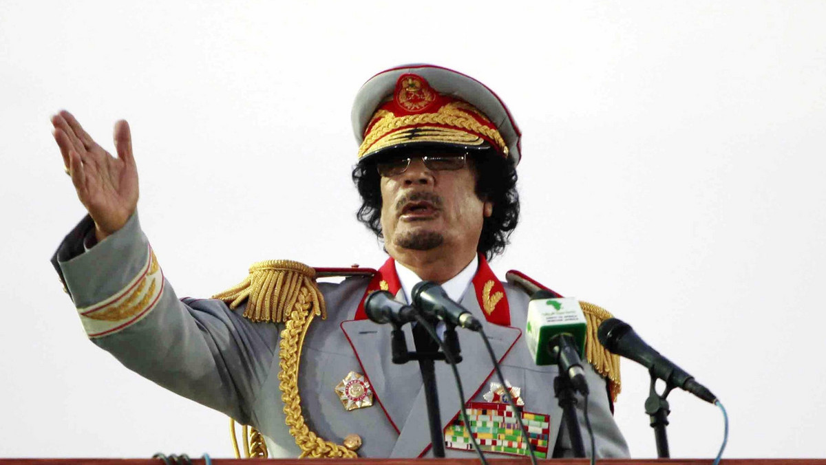 Po trwającym ponad 40-lat reżimie, Muammar Kaddafi zginął z rąk rebeliantów. Przed Libią otworzyła się szansa na stworzenie państwa na nowo. Czy dyktator zostanie zapamiętany jako zbrodniarz mający na rękach krew tysięcy ludzi, czy bohater, który bronił kraju i zginął w walce śmiercią męczeńską? Głosy ekspertów są podzielone.