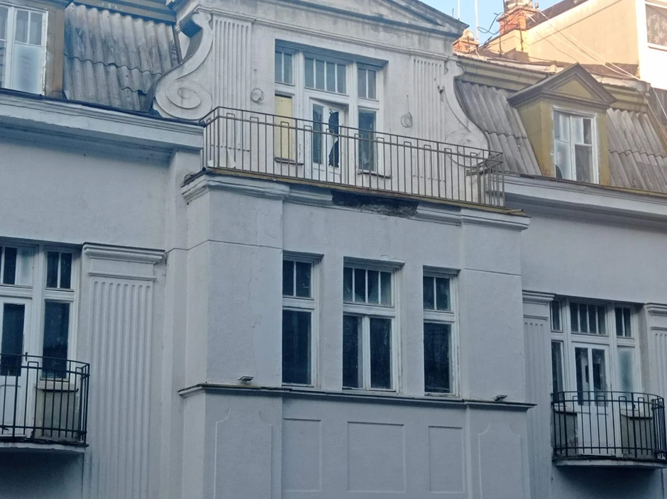 Odlomio se deo fasade između četvrtog i petog sprata 