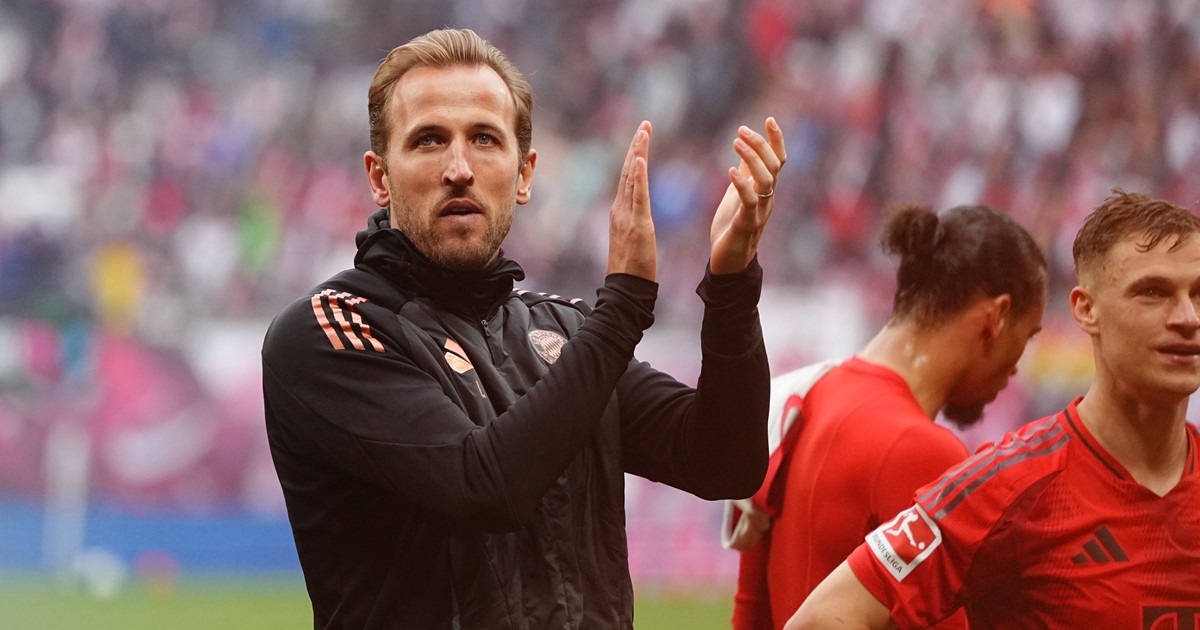 Serleg emoji, pezsgő és Queen: így ünnepelte karrierje első trófeáját Harry Kane